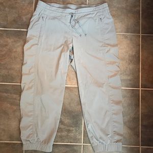 Athleta La Viva Capri Crop Pants